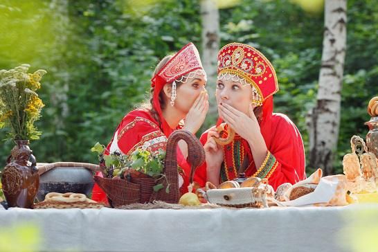 Автобус | Где солнце тает в блинах, а деревни поют старинные песни под звон колокольчиков