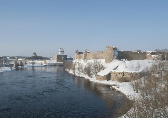 Петербург в снегу: где каждый дворец шепчет новогоднюю тайну
