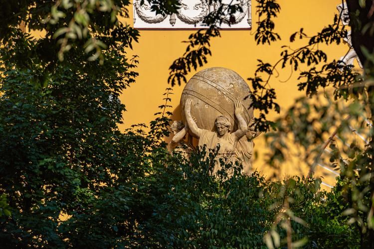 Петербург в белых ночах — где дворцы поют, а река шепчет